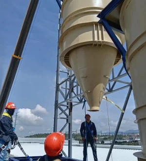 Movimiento de equipo pesado en líneas de producción.